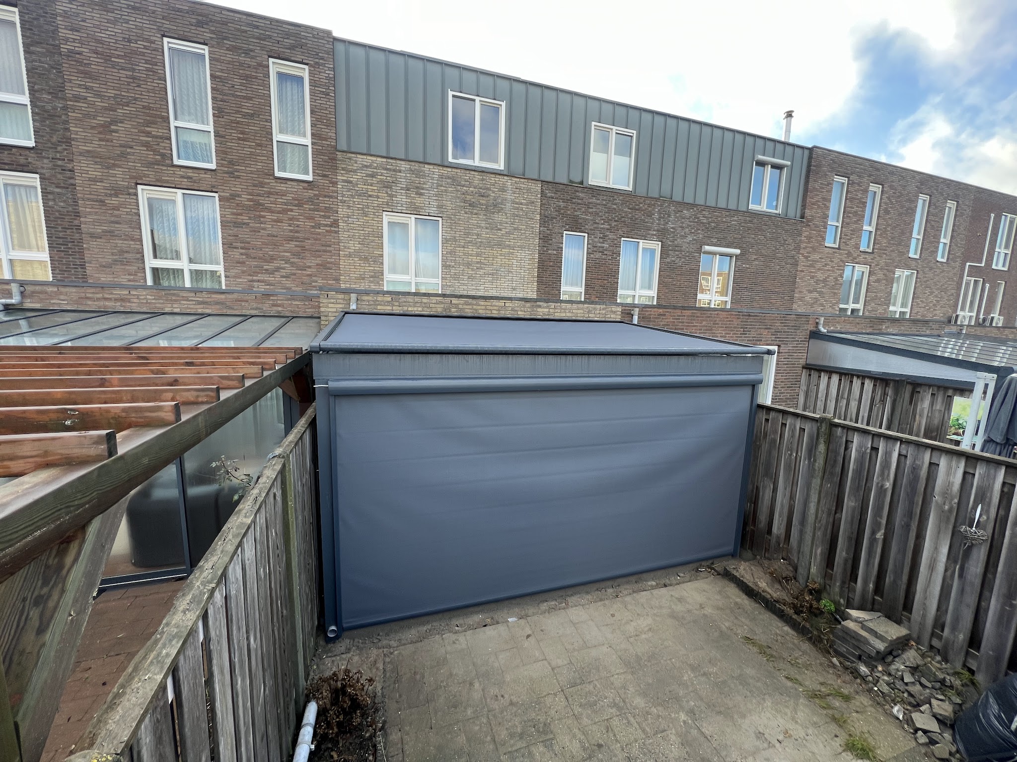Veranda van bovenaf met een gesloten zijwand en een neergelaten screen